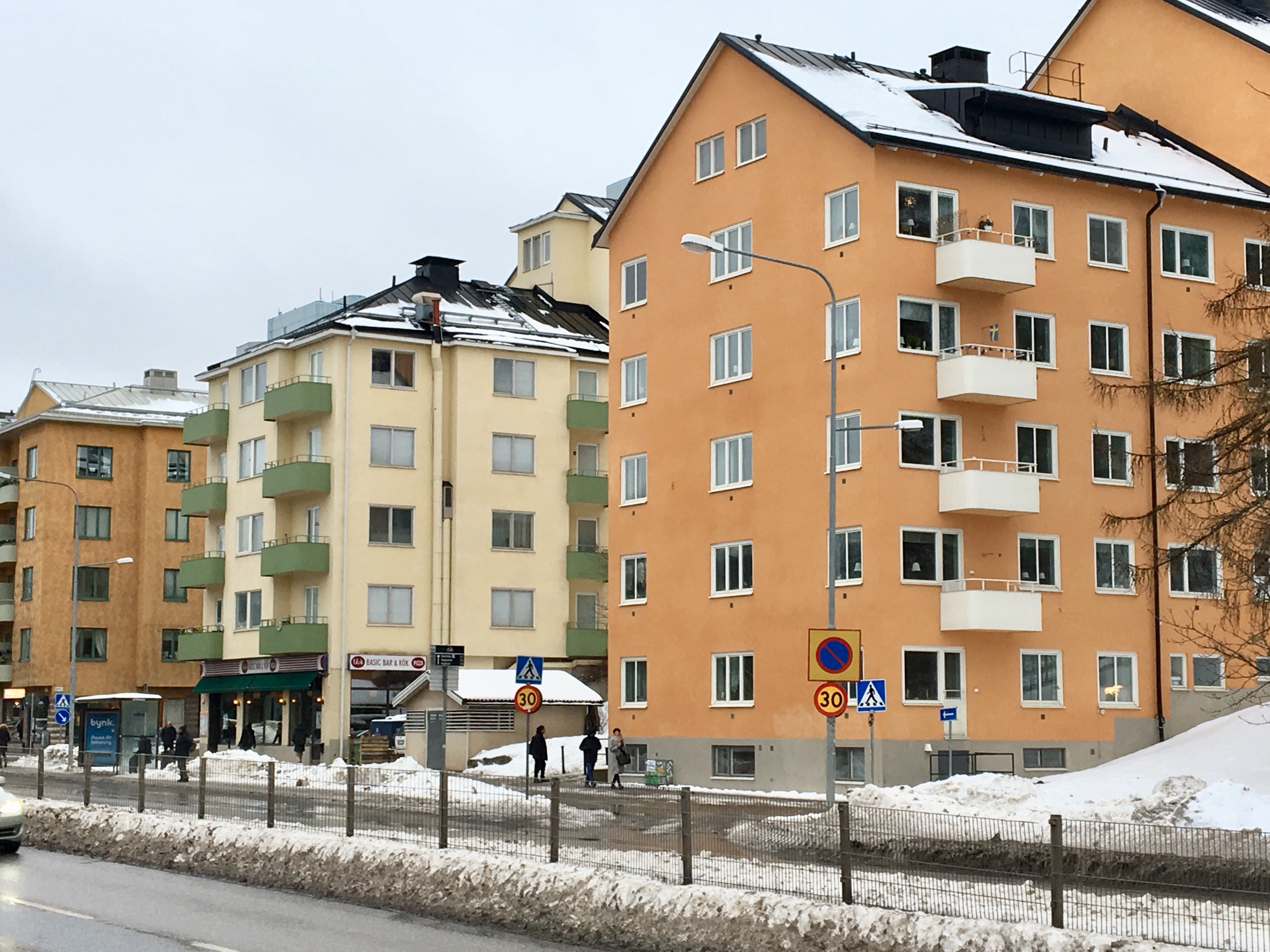 Hus i funktionalistisk stil i ljusa pastellfärger. 